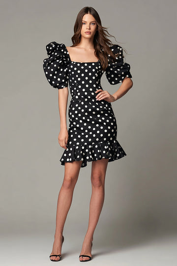 Noir et blanc Robe courte à pois en satin à col carré avec volants